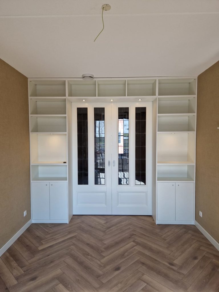 op maat gemaakte hoekkast in de stijl van uw interieur